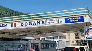 Attraversa il confine italo svizzero in contromano e a tutta velocità: donna elvetica di 42 anni inseguita e fermata.... Attraversa il confine italo svizzero in contromano e a tutta velocità: donna elvetica di 42 anni inseguita e fermata....