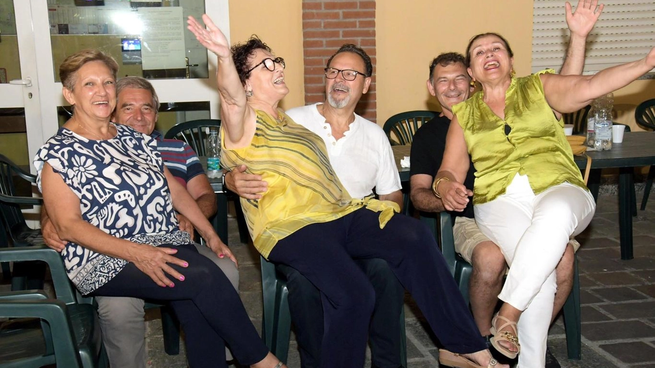 Cenone di Ferragosto con qualche special guest e poi via alle danze. Un centinaio di persone hanno trascorso così...