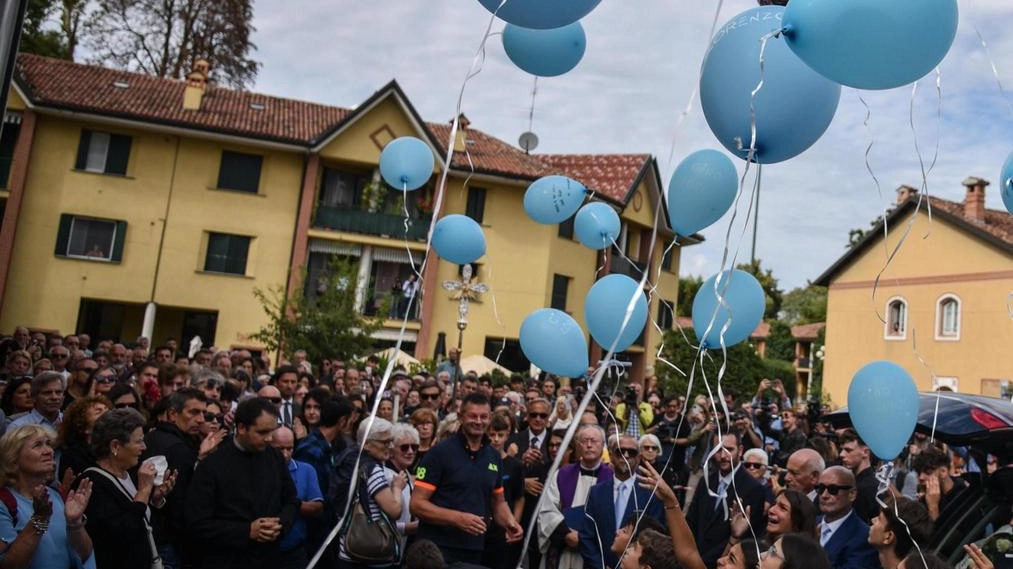 Alla fine del funerale di Lorenzo, Daniela e Fabio, gli amici e i compagni di scuola hanno lanciato in cielo dei palloncini azzurri con alcuni messaggi Alla fine del funerale di Lorenzo, Daniela e Fabio, gli amici e i compagni di scuola hanno lanciato in cielo dei palloncini azzurri con alcuni messaggi