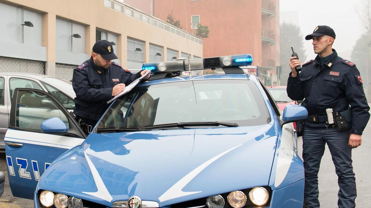 Gli agenti di polizia hanno hanno eseguito l'ordinanza emessa dal Tribunale di Brescia Gli agenti di polizia hanno hanno eseguito l'ordinanza emessa dal Tribunale di Brescia