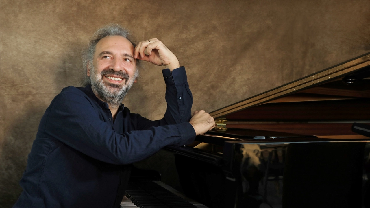 Il compositore, pianista, cantante (e volto tv) Stefano Bollani, 52 anni