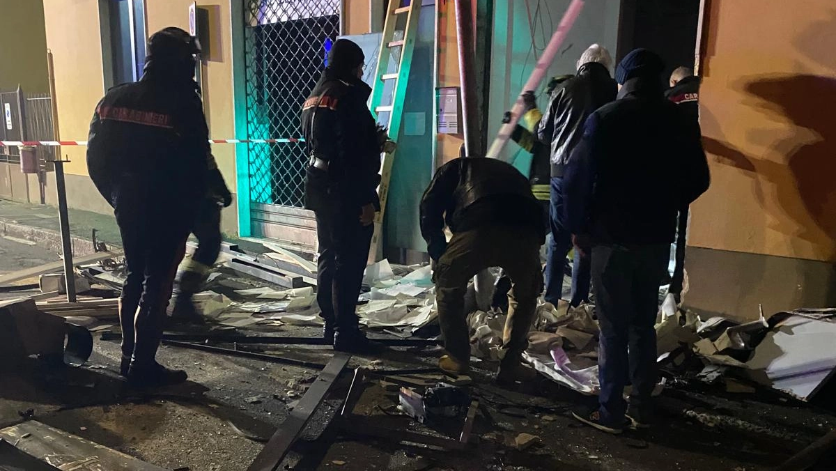 I carabinieri sul luogo dell'esplosione a Tavazzano I carabinieri sul luogo dell'esplosione a Tavazzano