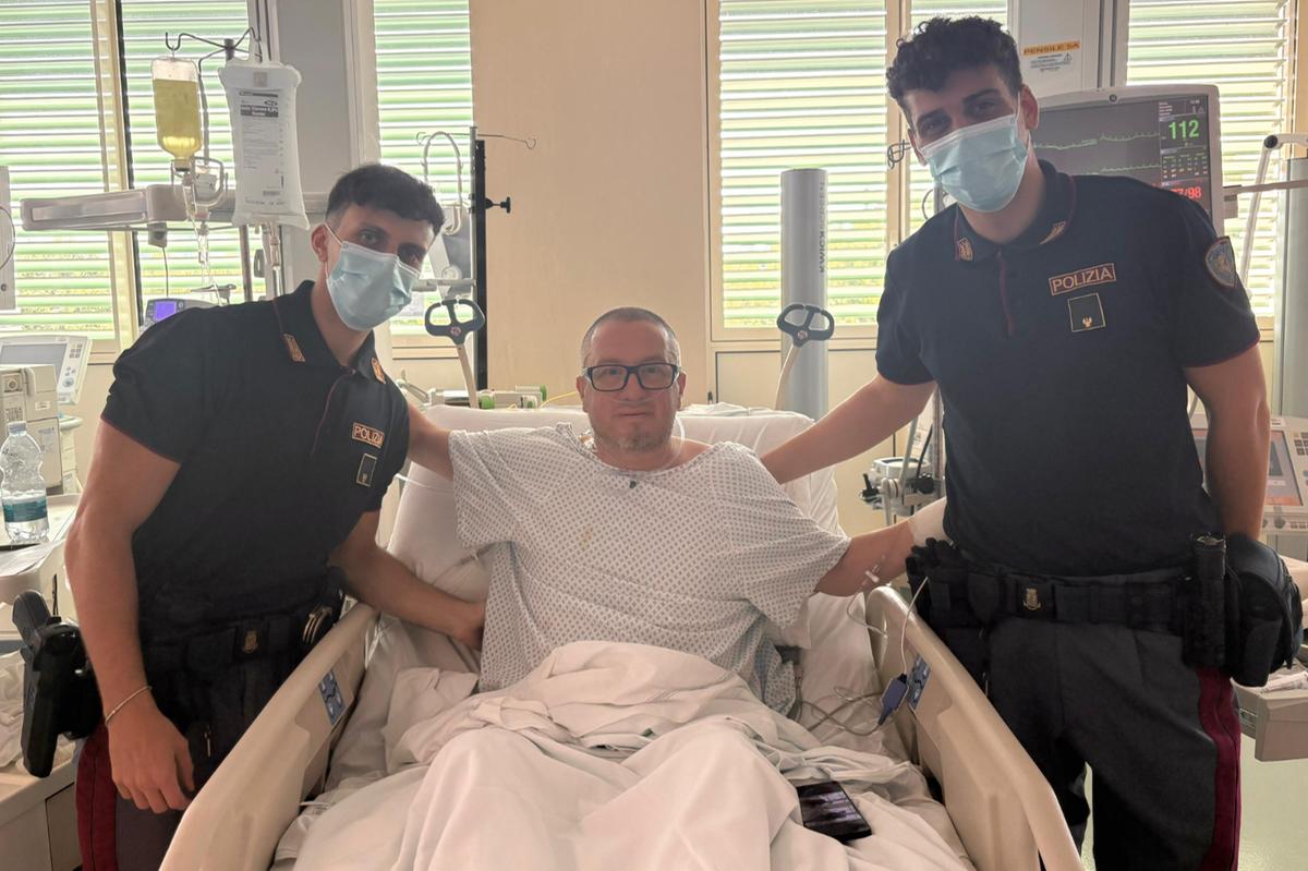 Ha un infarto mentre guida in autostrada: 51enne salvato da due agenti di Polizia Ha un infarto mentre guida in autostrada: 51enne salvato da due agenti di Polizia