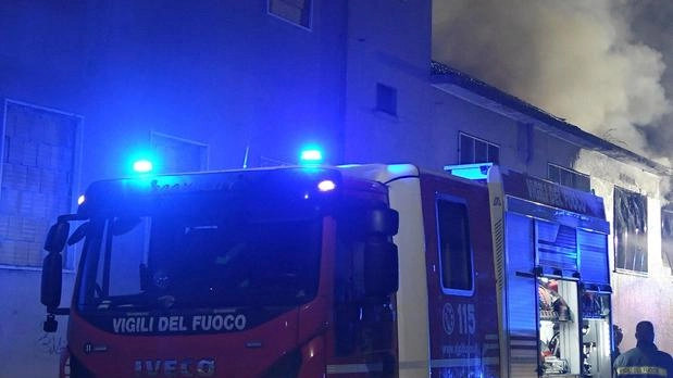 Lo scenario a Seggiano di Pioltello in via Galilei: lo stabile dell’ex Ceca divorato dal maxi-incendio Lo scenario a Seggiano di Pioltello in via Galilei: lo stabile dell’ex Ceca divorato dal maxi-incendio