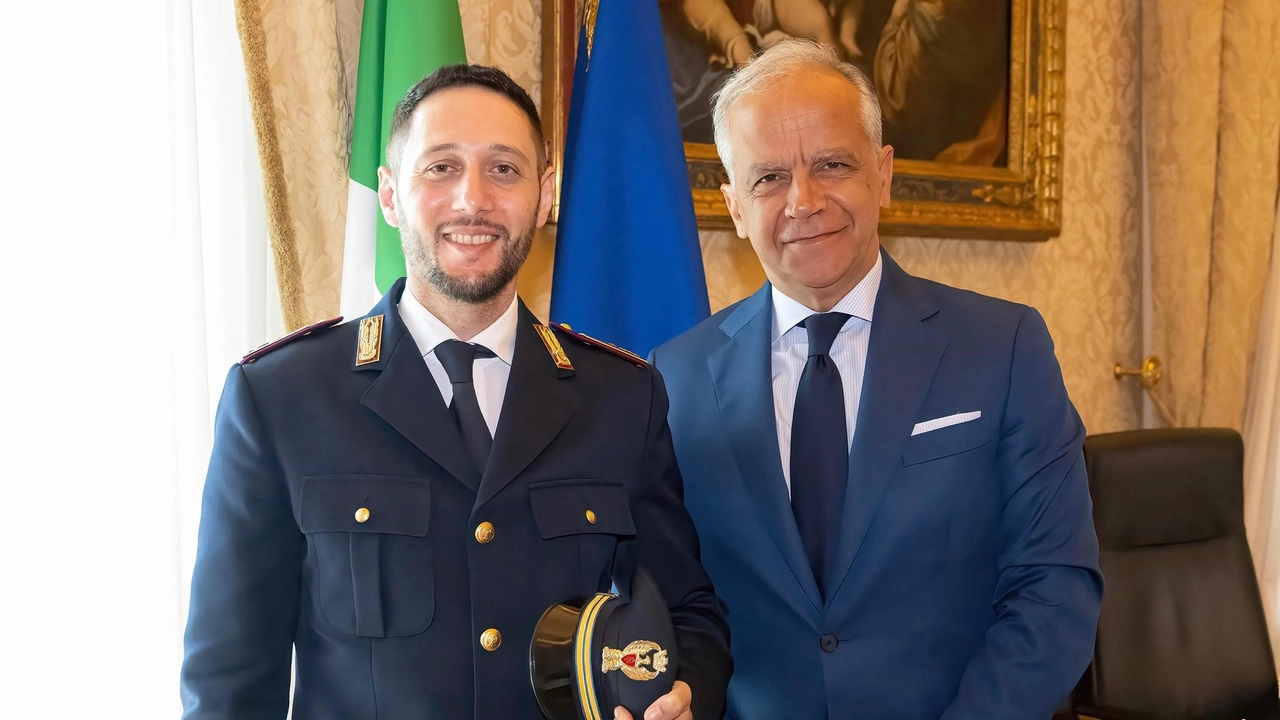 Il vice ispettore capo Di Martino con il ministro Piantedosi (foto "X" Piantedosi) Il vice ispettore capo Di Martino con il ministro Piantedosi (foto "X" Piantedosi)