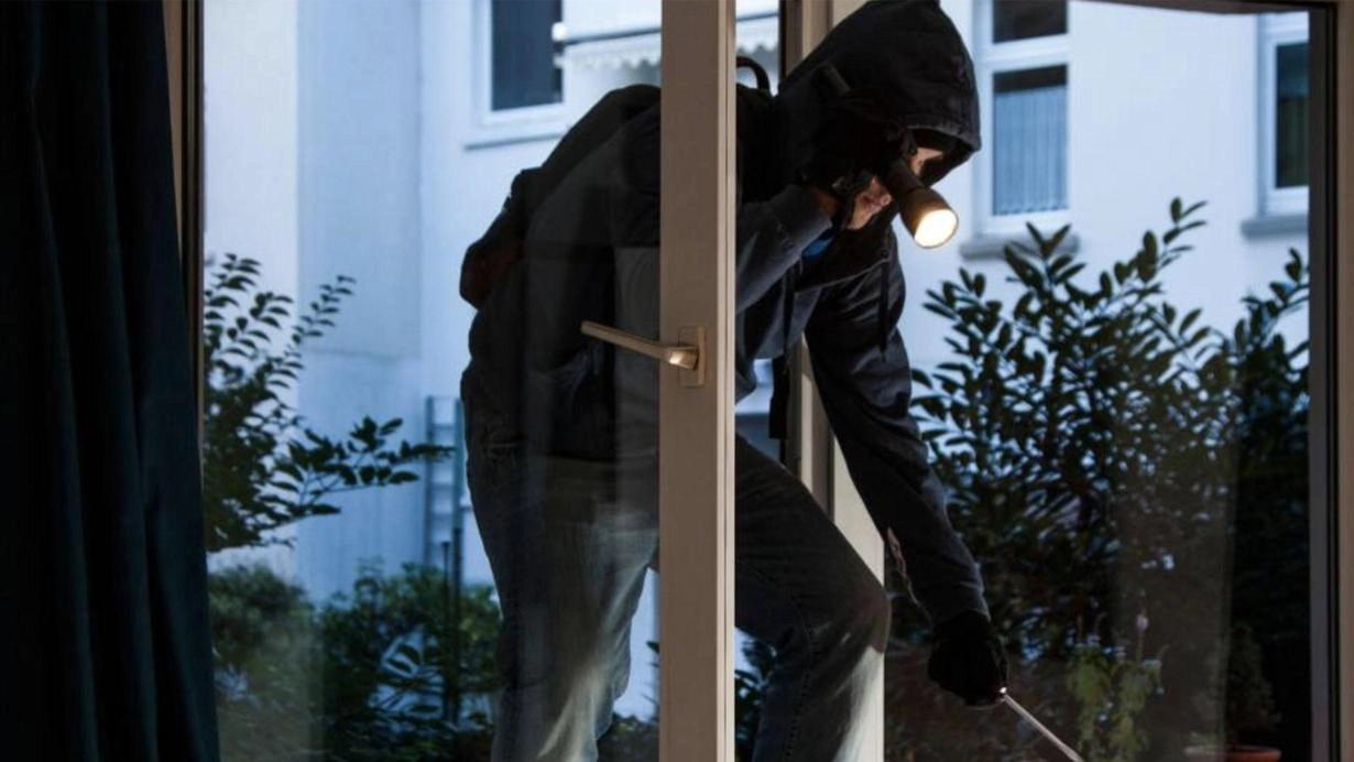 I due ladri, uno pregiudicato e sottoposto agli arresti domiciliari, erano riusciti a mettere le mani su oro e gioielli del proprietario di casa (immagine di repertorio) I due ladri, uno pregiudicato e sottoposto agli arresti domiciliari, erano riusciti a mettere le mani su oro e gioielli del proprietario di casa (immagine di repertorio)