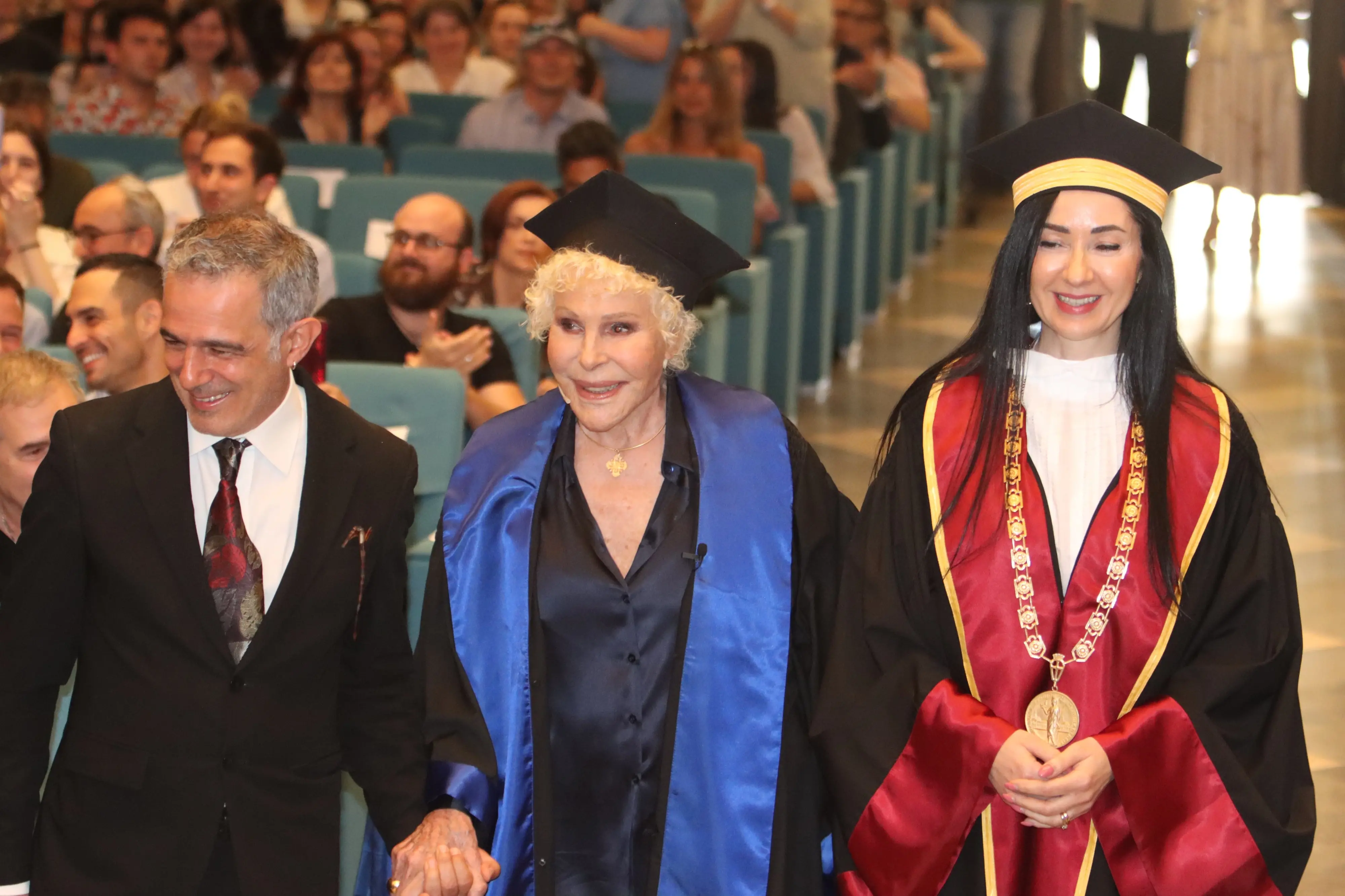 Ornella Vanoni, laurea honoris causa alla Statale: “Mai studiato, sono una cialtrona. E ora dottoressa: chissà come sarebbero stati felici i miei genitori”