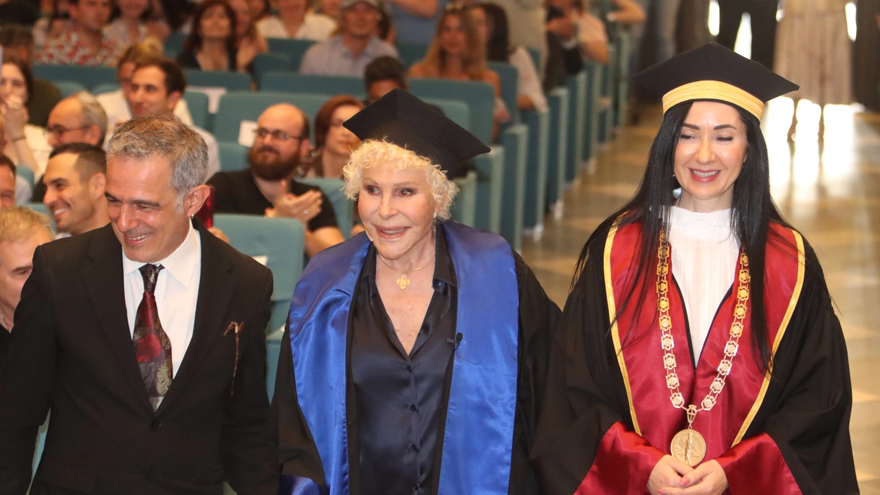 Ornella Vanoni, laurea honoris causa alla Statale: “Mai studiato, sono una cialtrona. E ora dottoressa: chissà come sarebbero stati felici i miei genitori”