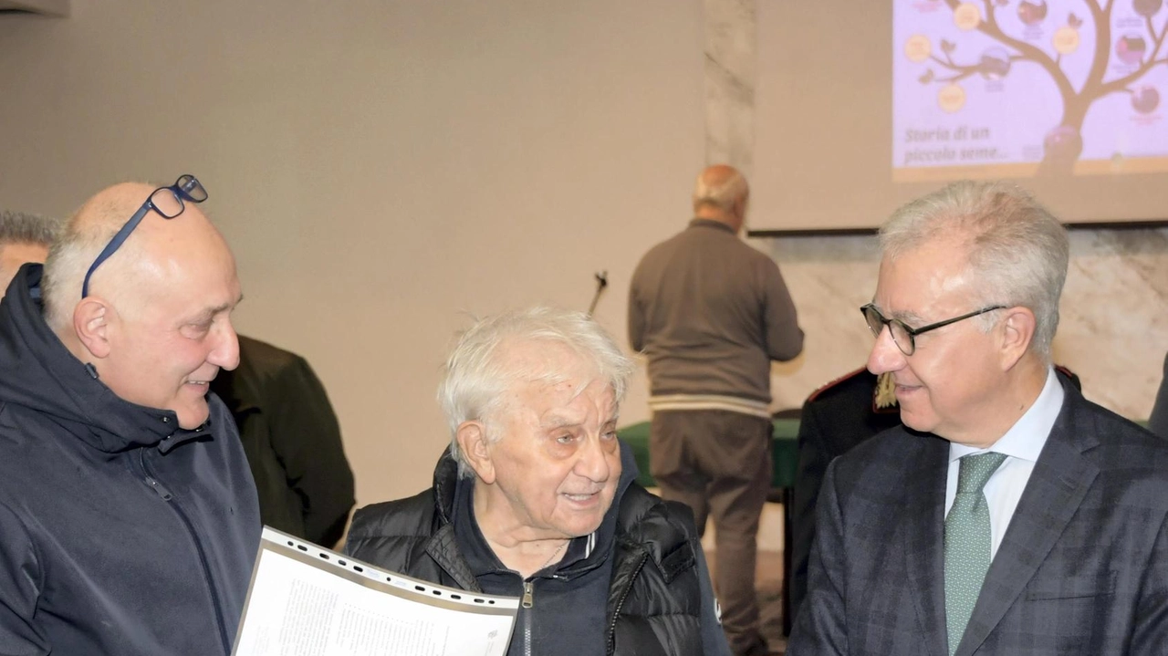 Da sinistra Simone Feder coordinatore dell’Area dipendenze con don Antonio Mazzi insieme ad Alfredo Mantovano Da sinistra Simone Feder coordinatore dell’Area dipendenze con don Antonio Mazzi insieme ad Alfredo Mantovano