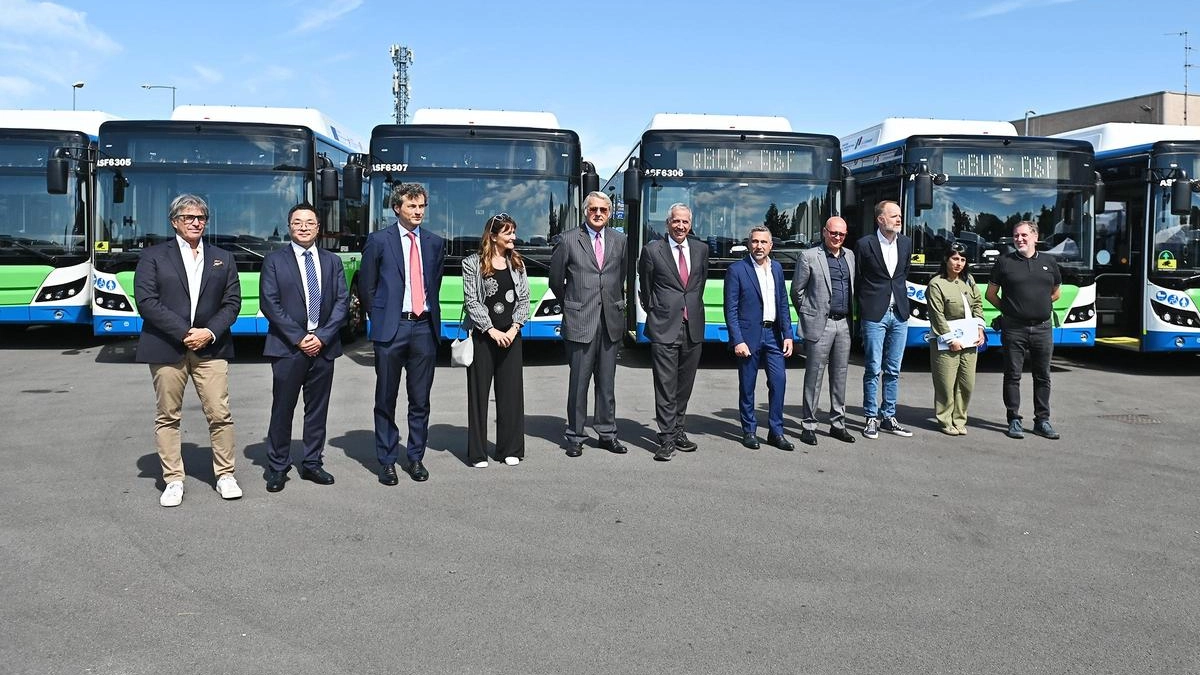 Asf Autolinee presenta 23 nuovi mezzi elettrici per le linee urbane di Como, riducendo l'inquinamento e potenziando il servizio. Asf Autolinee presenta 23 nuovi mezzi elettrici per le linee urbane di Como, riducendo l'inquinamento e potenziando il servizio.