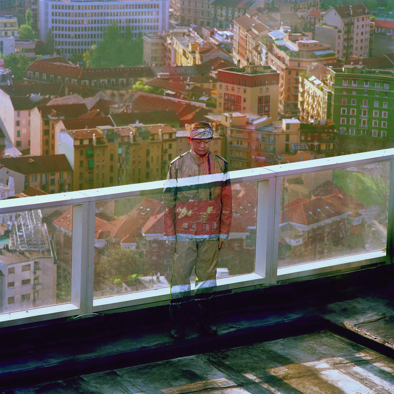 Liu Bolin, Palazzo Lombardia, Milano, 2010. Courtesy: Galleria Gaburro.