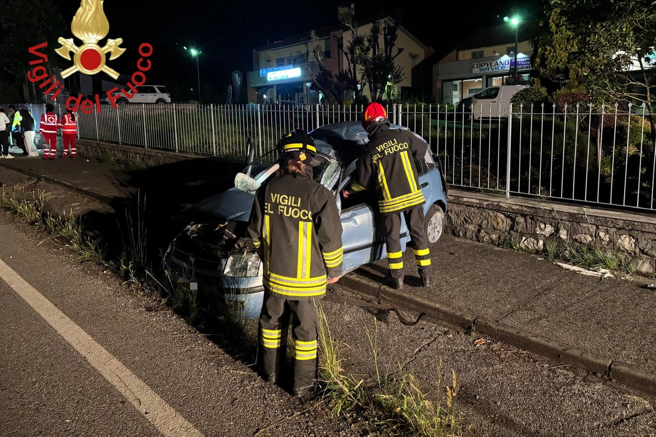 L'utilitaria distrutta su cui si trovava la ragazza di vent'anni