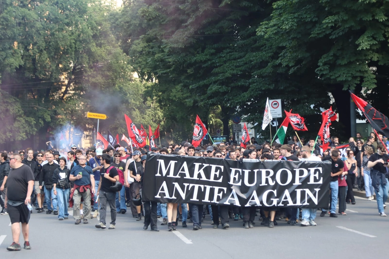 I partecipanti dietro lo striscione "Make Europe Antifa Again"