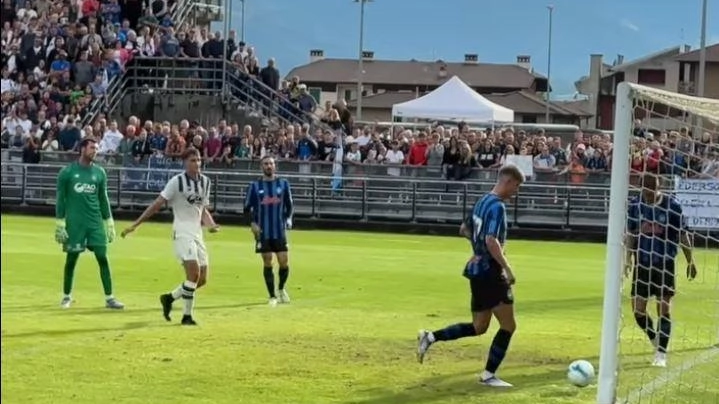 Charles De Ketelaere accompagna in rete il pallone per il gol che chiude il match Charles De Ketelaere accompagna in rete il pallone per il gol che chiude il match