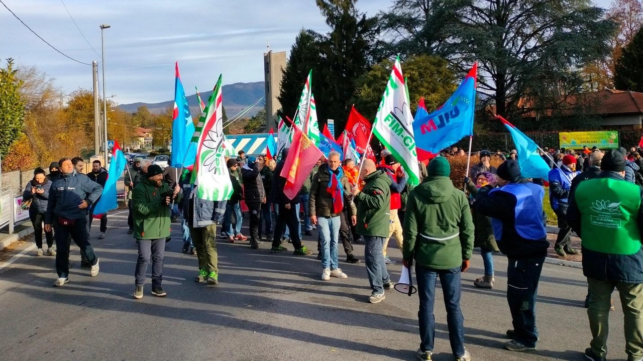 Crisi aziendale a Cassinetta di Biandronno: politici e sindacati chiedono intervento urgente per salvaguardare i posti di lavoro in Whirlpool. Crisi aziendale a Cassinetta di Biandronno: politici e sindacati chiedono intervento urgente per salvaguardare i posti di lavoro in Whirlpool.