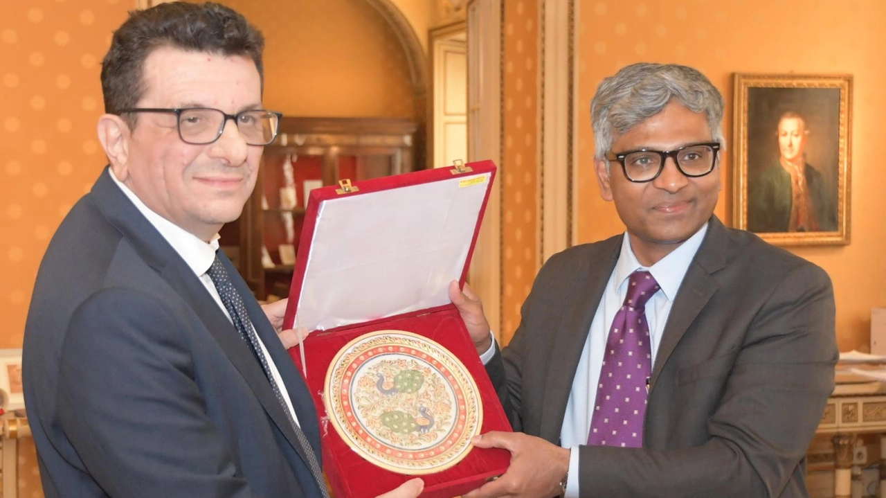 L’Università ha ospitato ieri la visita ufficiale di Lavanya Kumar, console generale dell’India a Milano. Il diplomatico ha incontrato... L’Università ha ospitato ieri la visita ufficiale di Lavanya Kumar, console generale dell’India a Milano. Il diplomatico ha incontrato...
