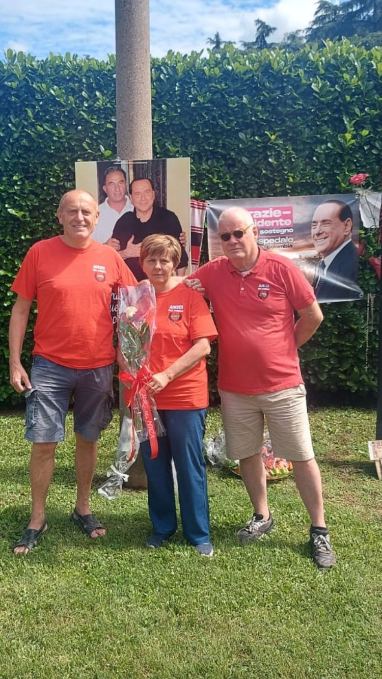 Il tributo floreale dei tifosi del Monza a Silvio Berlusconi