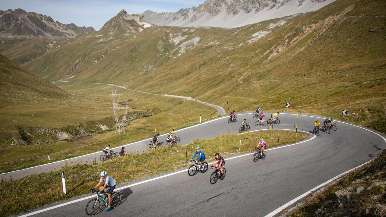 La tradizionale Scalata Cima Coppi ha previsto quest’anno la chiusura al traffico motorizzato dei versanti lombardo altoatesino e svizzero La tradizionale Scalata Cima Coppi ha previsto quest’anno la chiusura al traffico motorizzato dei versanti lombardo altoatesino e svizzero