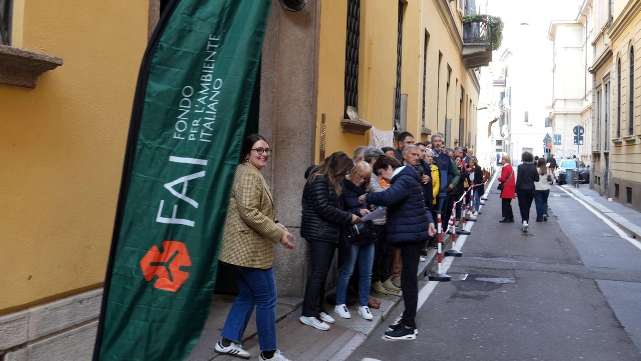 La lunga coda nelle prime ore di domenica mattina, davanti all’ingresso del Chiostro Cappuccio, nel distretto 5 Vie La lunga coda nelle prime ore di domenica mattina, davanti all’ingresso del Chiostro Cappuccio, nel distretto 5 Vie