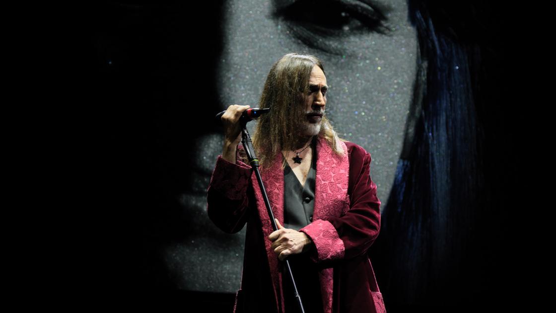 Manuel Agnelli, nella mente di Bowie: “Un’autoanalisi che mi fa bene” Manuel Agnelli, nella mente di Bowie: “Un’autoanalisi che mi fa bene”