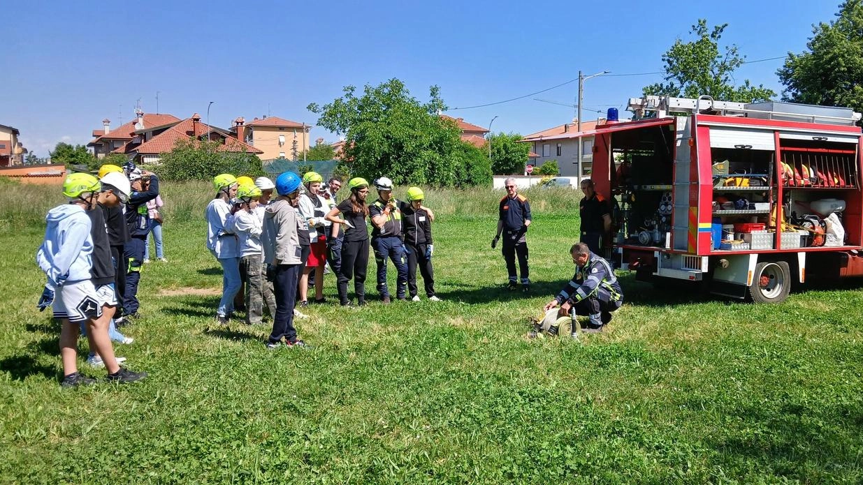 Gli alunni della Moro hanno vissuto due giorni intensi imparando anche ad organizzare servizi logistici e mettendosi alla prova con una zipline Gli alunni della Moro hanno vissuto due giorni intensi imparando anche ad organizzare servizi logistici e mettendosi alla prova con una zipline
