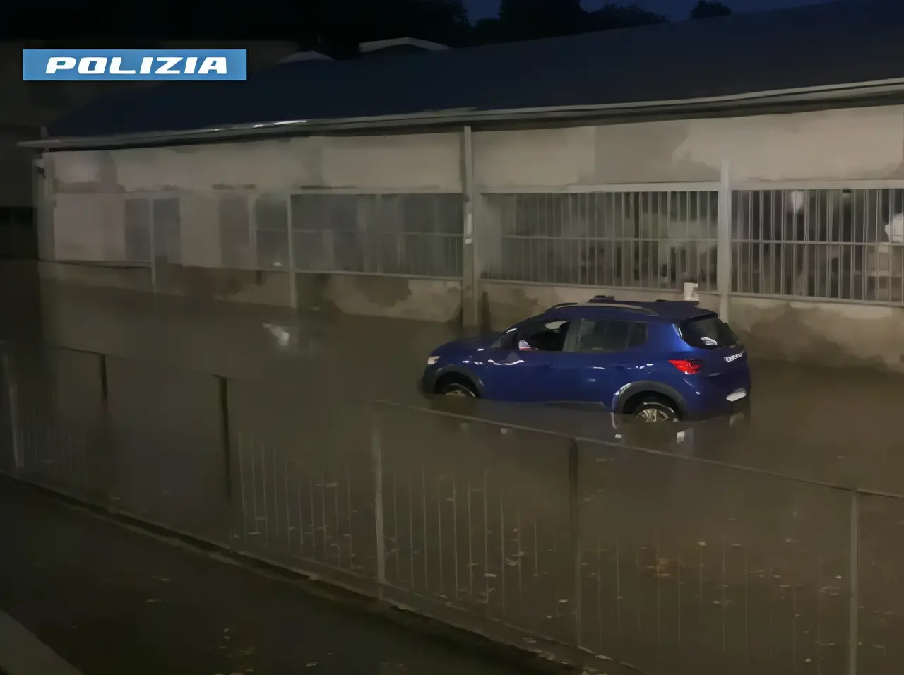 Intrappolata nell’acqua esce dal tetto dell’auto. Viene salvata dalla polizia