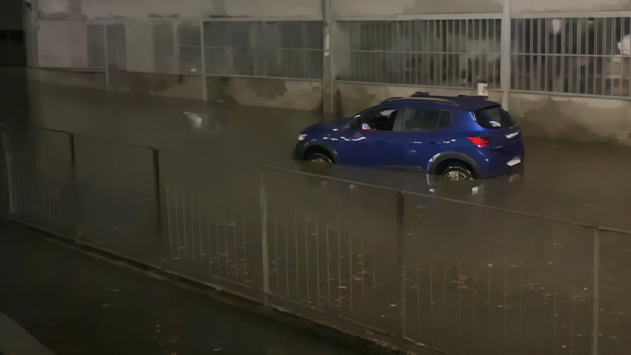 Una trentunenne è rimasta bloccata in via Scalabrini invasa dall’acqua Gli agenti l’hanno notata sbracciare e chiedere aiuto: si sono immersi nell’acqua raggiungendo la ragazza