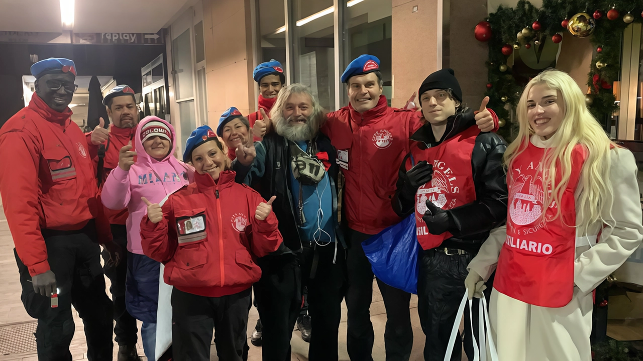 Irama (secondo da destra) con il fondatore dei City Angels Mario Furlan, i volontari e alcuni sentatetto assistiti a Natale Irama (secondo da destra) con il fondatore dei City Angels Mario Furlan, i volontari e alcuni sentatetto assistiti a Natale