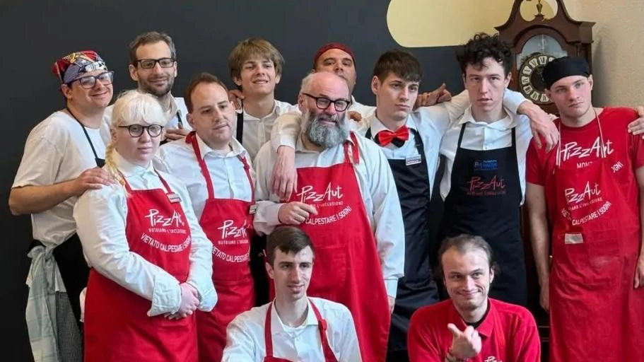 Nico Acampora (al centro) con i ragazzi di PizzAut Nico Acampora (al centro) con i ragazzi di PizzAut
