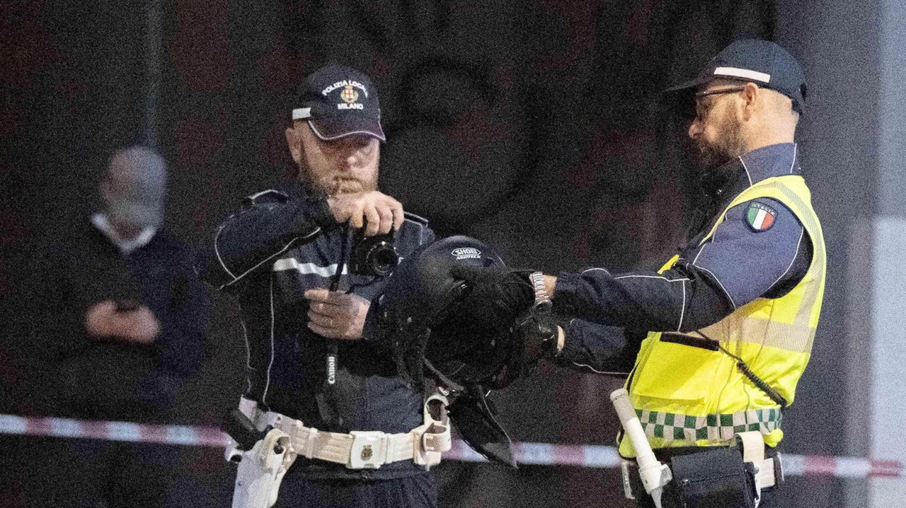 Alle 4 di ieri l’uomo ha chiesto aiuto a due agenti impegnati nei rilievi di un incidente in viale Monza Alle 4 di ieri l’uomo ha chiesto aiuto a due agenti impegnati nei rilievi di un incidente in viale Monza