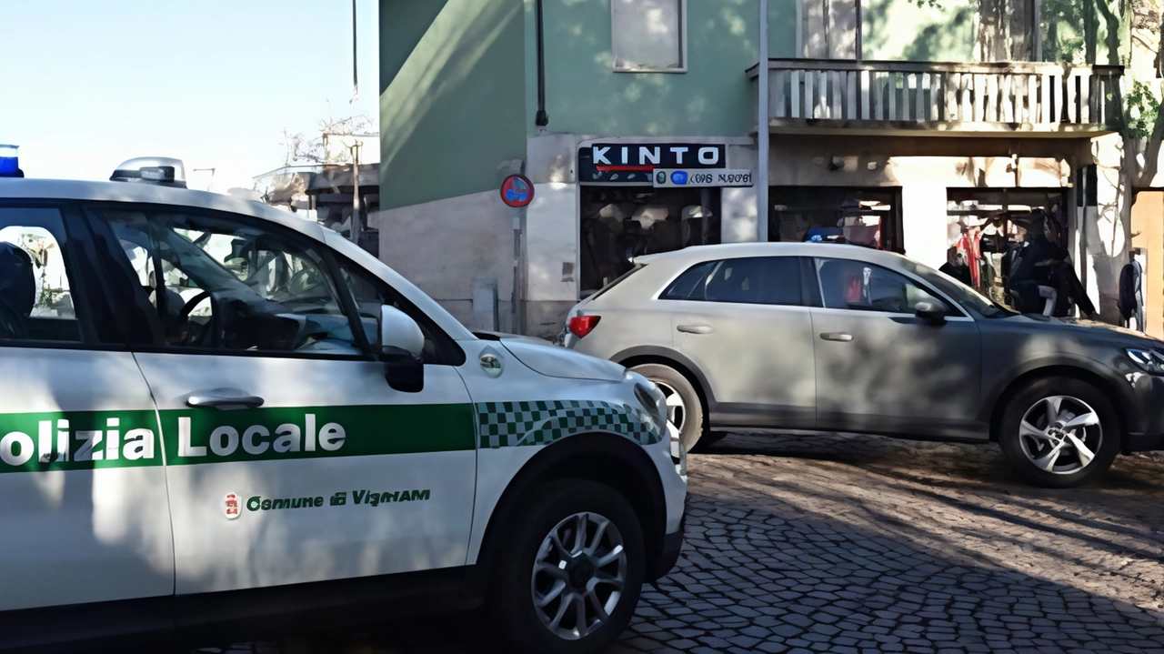 Donna di 60 anni investita a Vigevano: conducente abbagliato dal sole. Trasportata in ospedale con sospetta frattura alle gambe. Indagini in corso. Donna di 60 anni investita a Vigevano: conducente abbagliato dal sole. Trasportata in ospedale con sospetta frattura alle gambe. Indagini in corso.