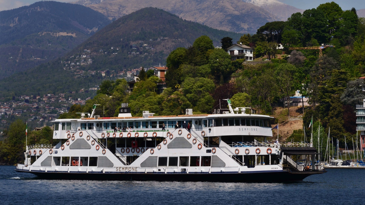 Un traghetto sul lago Maggiore