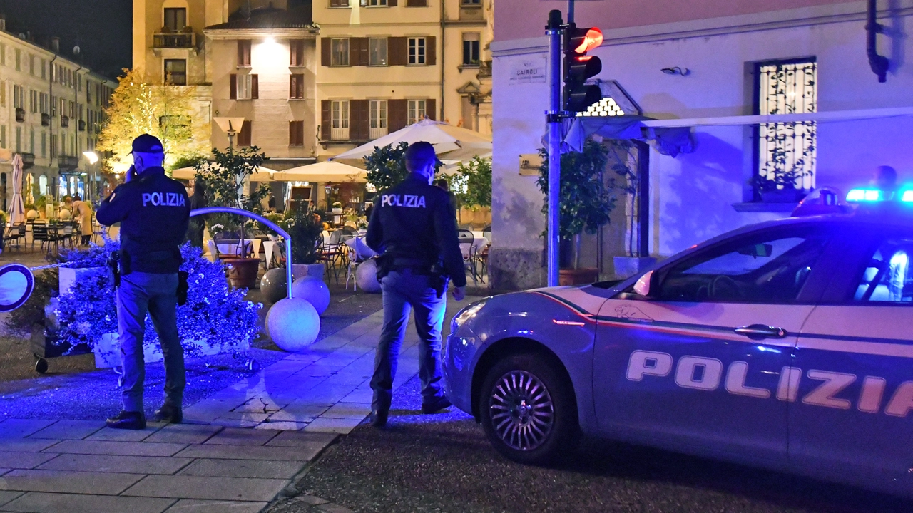 Controlli della polizia in piazza Volta a Como Controlli della polizia in piazza Volta a Como