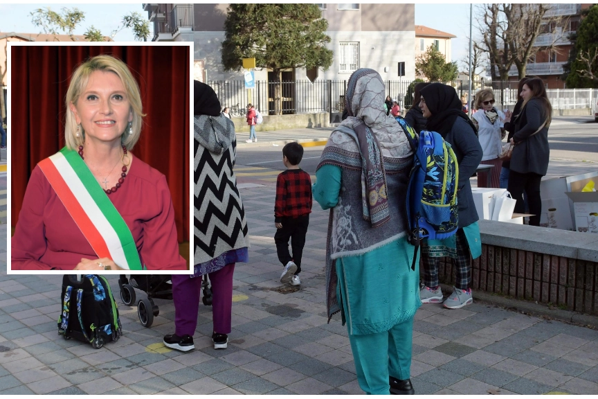 Genitori e alunni della scuola Iqbal Masih. Nel riquadro, la sindaca Ivonne Cosciotti