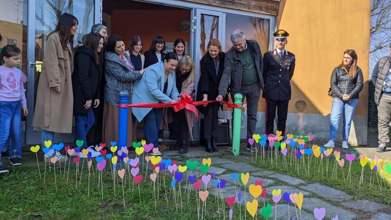Il taglio del nastro con esponenti dell’Amministrazione comunale e le professioniste della Cooperativa S3Bef che gestisce lo Stregatto Il taglio del nastro con esponenti dell’Amministrazione comunale e le professioniste della Cooperativa S3Bef che gestisce lo Stregatto