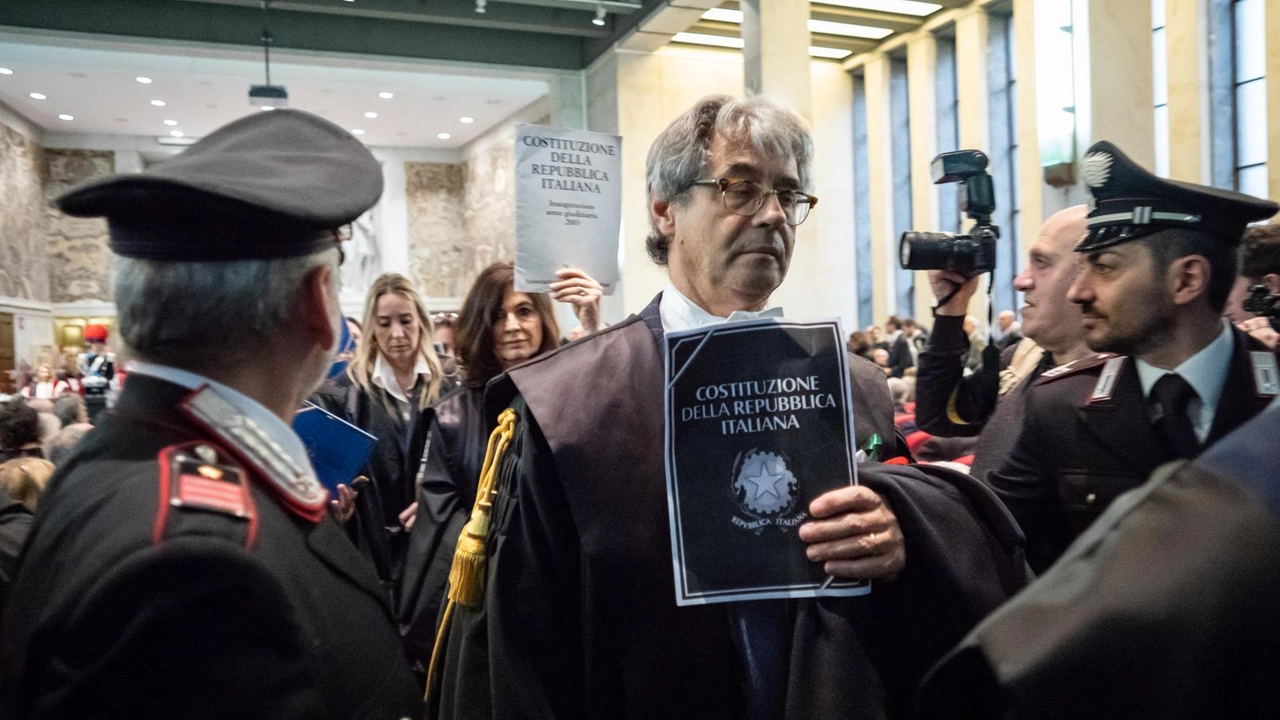 Milano, le toghe abbandonano l'aula ins egno di protesta