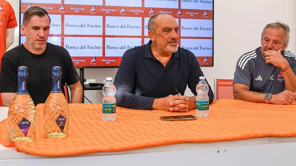 Il presidente Giulio Gallazzi, al centro, in mezzo al ds Mavilla e al tecnico Cusatis
