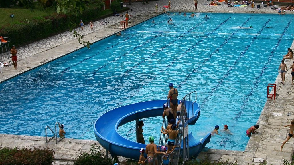 La piscina del Parco di Monza, meta di tanti brianzoli, ora è rimasta vuota. Nella foto grande a destra l’ex piscina di Vimercate