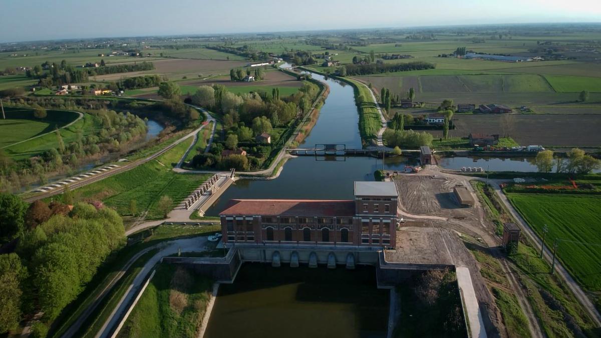 Si tuffa nel canale vicino all’impianto di Mondine e non riemerge: ragazzo di 23 anni ancora disperso
