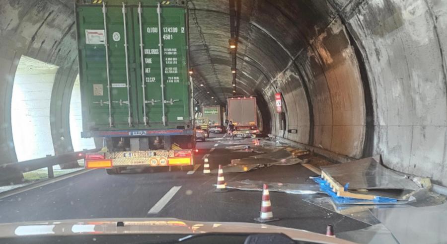 lecco traffico in tilt sulla superstrada lastre di metallo cadono da un tir e bloccano la galleria