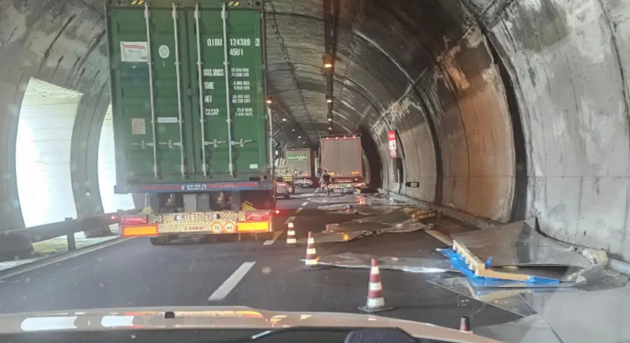 Lecco, traffico in tilt sulla superstrada: lastre di metallo cadono da un tir e bloccano la galleria