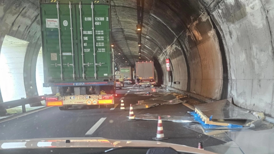 Lecco, traffico in tilt sulla superstrada: lastre di metallo cadono da un tir e bloccano la galleria