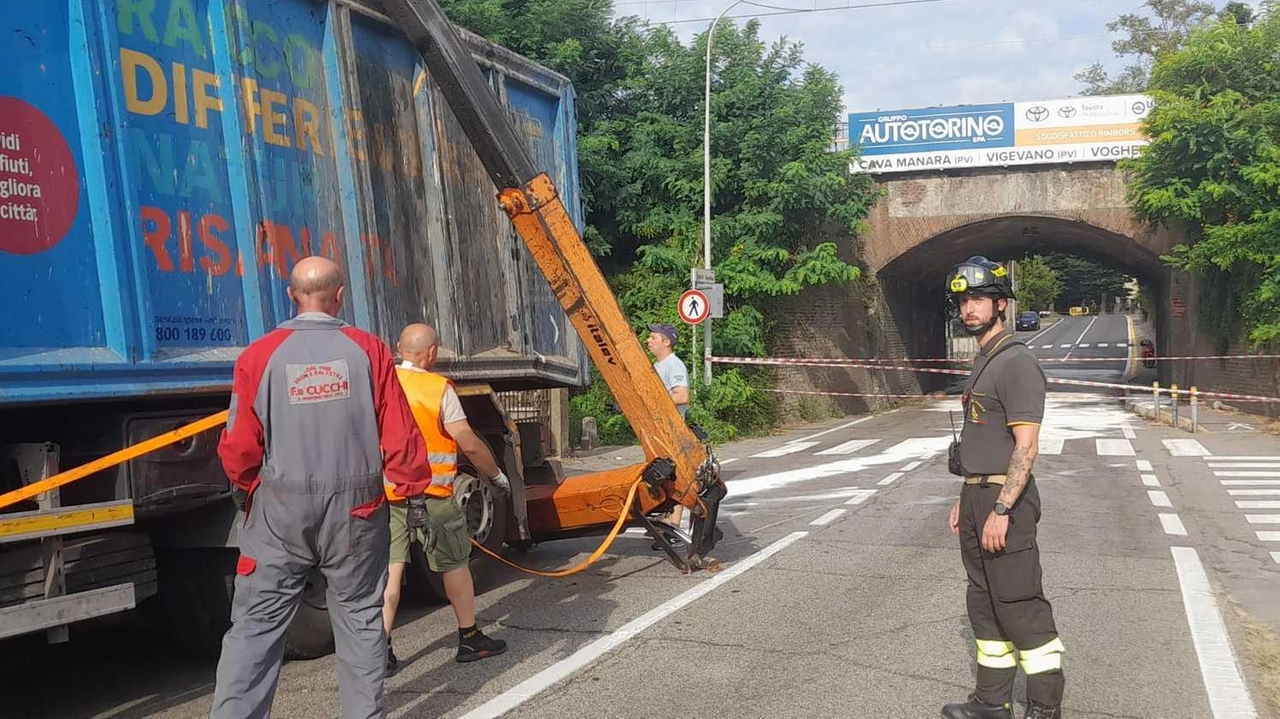 Un camion rimane incastrato sotto un ponte a Cava Manara, causando problemi al traffico ferroviario e stradale. Incendio di un mezzo per la raccolta rifiuti a Vigevano senza conseguenze per gli occupanti. Un camion rimane incastrato sotto un ponte a Cava Manara, causando problemi al traffico ferroviario e stradale. Incendio di un mezzo per la raccolta rifiuti a Vigevano senza conseguenze per gli occupanti.