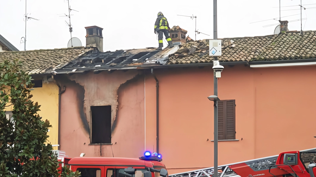 su origine e cause del rogo sono in corso accertamenti da parte dei vigili del fuoco e della Polizia Serviranno ulteriori verifiche sulla stabilità delle abitazioni su origine e cause del rogo sono in corso accertamenti da parte dei vigili del fuoco e della Polizia Serviranno ulteriori verifiche sulla stabilità delle abitazioni