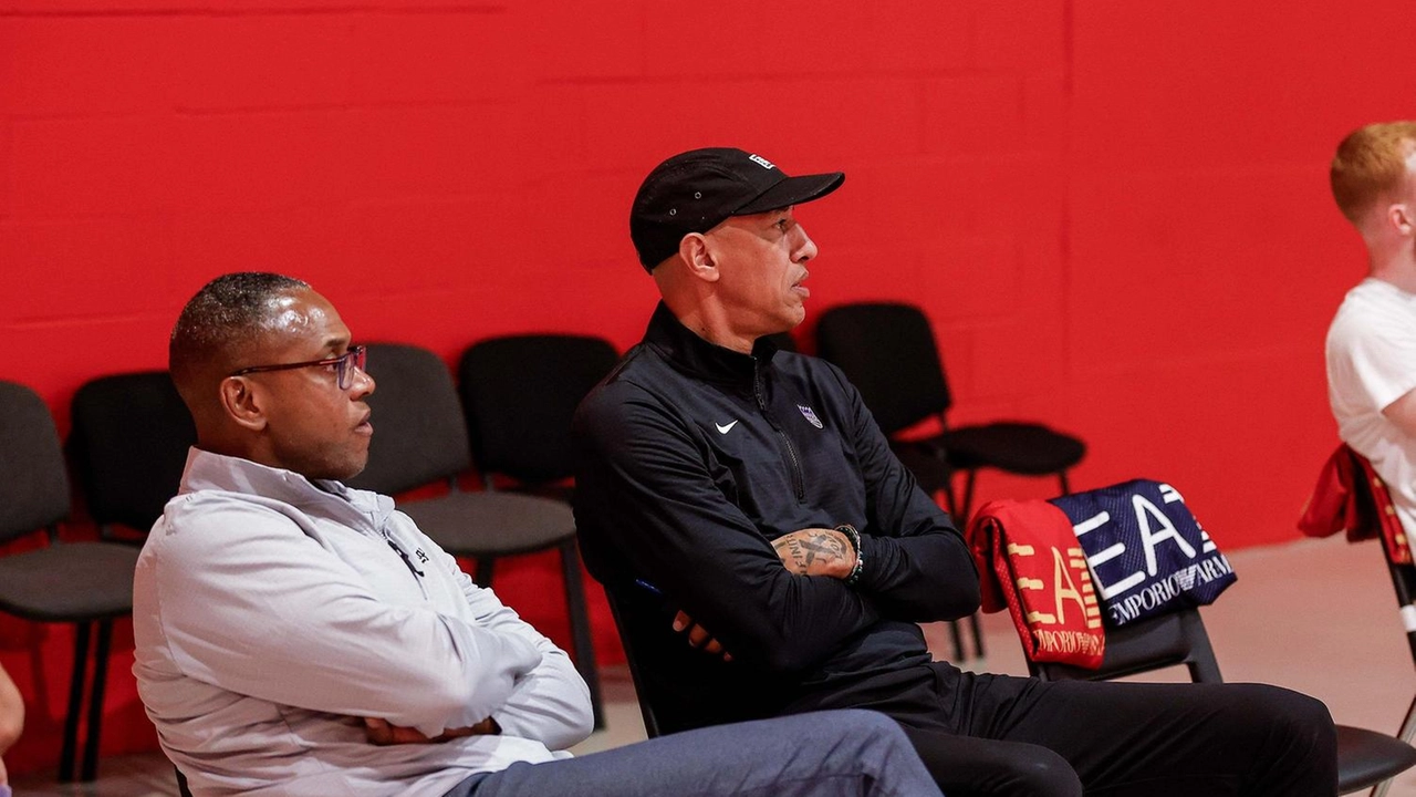 Doug Christie e BJ Armstrong (coach e assistant GM dei Sacramento Kings) assistono al primo allenamento dell’Olimpia