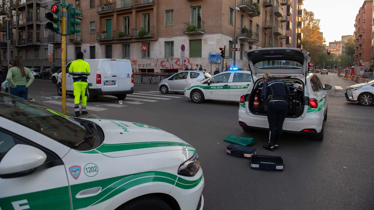 Rilievi della polizia locale dopo un investimento in strada a Milano Rilievi della polizia locale dopo un investimento in strada a Milano