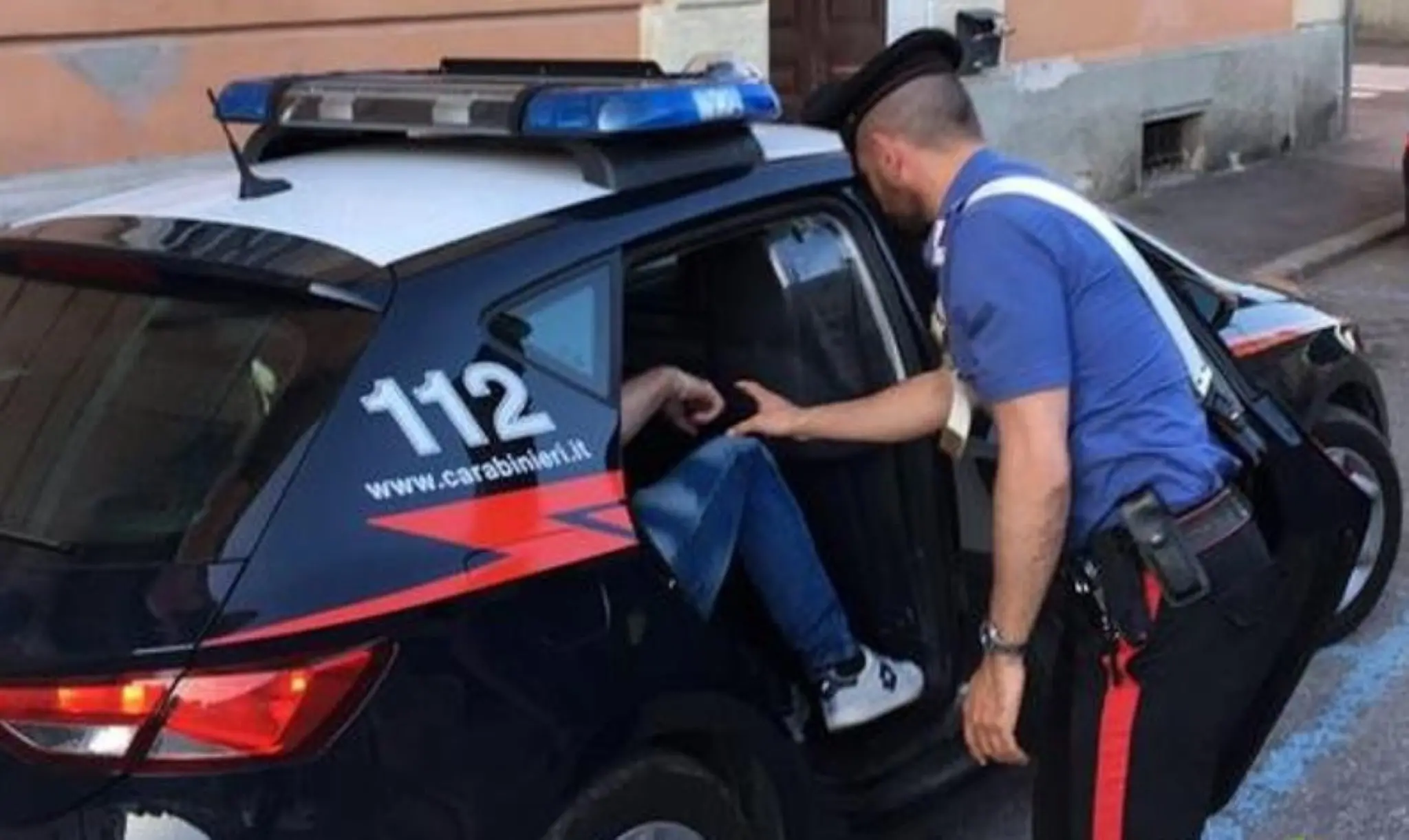 Rovellasca, colluttazione tra albanesi: i carabinieri cercano l’arma dell’aggressore e trovano un arsenale