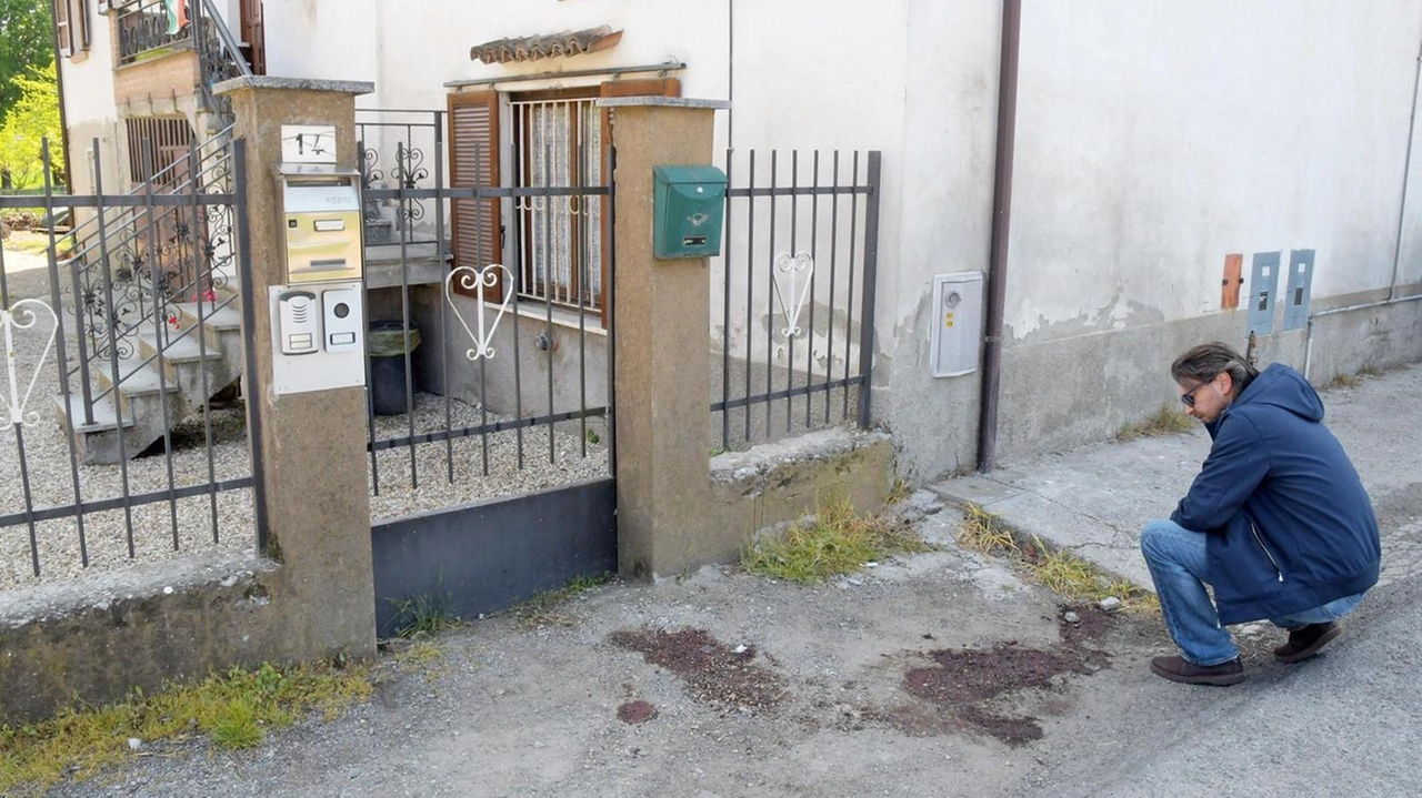 Le macchie di sangue sul marciapiede davanti all’abitazione di Barbianello dove fu abbandonato agonizzante il trentenne nell’aprile del 2022 Le macchie di sangue sul marciapiede davanti all’abitazione di Barbianello dove fu abbandonato agonizzante il trentenne nell’aprile del 2022