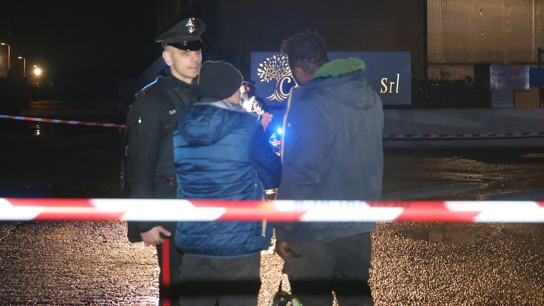 Indagini dei carabinieri sul luogo dell'agguato a colpi d'arma da fuoco