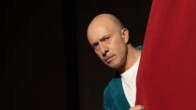 Nicola Stravalaci interpreta lo spettacolo “Inadeguato ” Lo show sarà in scena venerdì e sabato alle 21 e domenica alle 16